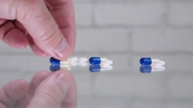 Adam el tıbbi ilaç tablet sıralama ile iç ateş