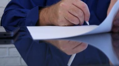 Ofiste masanın üzerine bir sözleşme imzalamadan işadamı