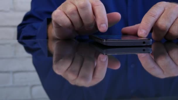 Şadamı Görüntüde Bir Smartphone Kullanarak Office Metin — Stok video