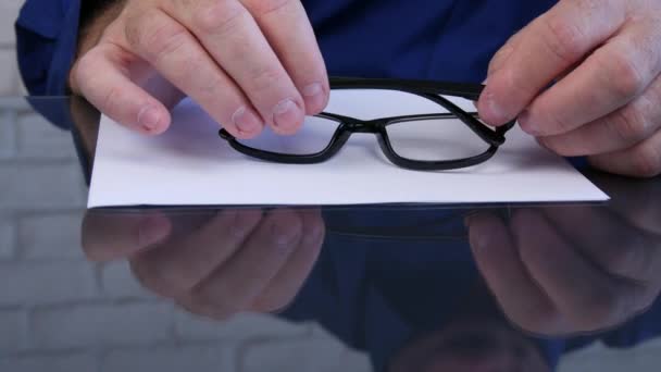 Empresario Hacer Gestos Nerviosos Con Gafas Escritorio — Vídeo de stock