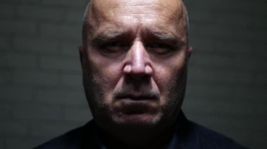 Umutsuz ve üzgün üzgün adam yüzünü kameraya