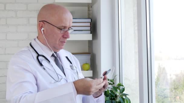 Läkare Försöker Ringa Ett Samtal Med Hjälp Mobil Och Handsfree — Stockvideo
