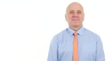 Kameraya bakarak bir sunum röportajda mutlu işadamı gülümseme