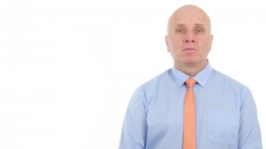 Kameraya bakarak ciddi ve kendinden emin bir işadamı sunu röportaj