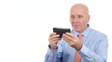 Mutlu işadamı Gesticulate mobil finansal iyi haber hayret okuma