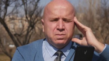 Ağır çekim adam cep telefonu ağ kullanarak büyük baş ağrısı metin acı ile