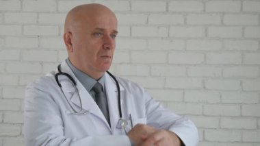 Ağır çekim bir hasta sakin ve güven ile dinleme doktor ile