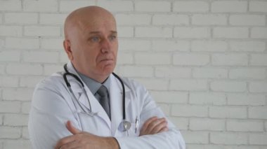 Ağır çekim üzgün Doktor vücut dilini kullanarak olumsuzlama hareketleri yapma ile