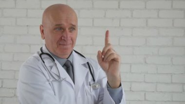 Yavaş hareket ile gülümseyen ve parmak hareketleri ile uyarı doktor