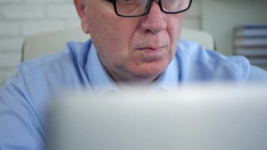 Çalışma bir işadamı ile dizüstü bilgisayarda meşgul çekim kapatın