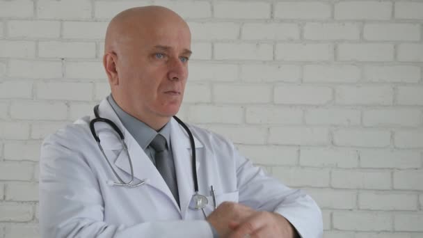 Повільний Рух Лікарем Слухаючи Пацієнта Заспокоєнням Впевненістю — стокове відео