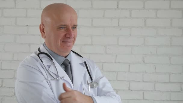 Movimiento Lento Con Los Pulgares Del Doctor Hacia Arriba Sonriendo — Vídeos de Stock