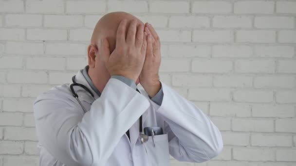 Movimiento Lento Con Médico Nervioso Decepcionado Haciendo Gestos Manos Nerviosas — Vídeo de stock