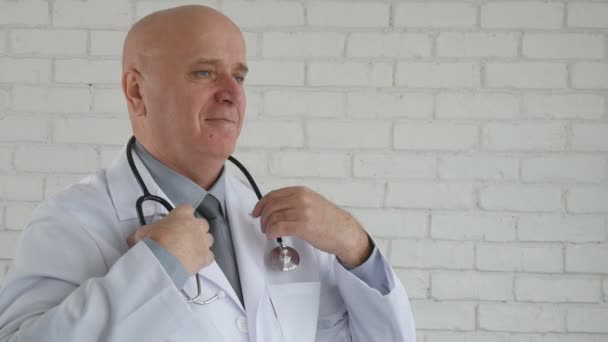Повільний Рух Втомленим Лікарем Виймаючи Стетоскоп Завершуючи Свою Роботу Посміхаючись — стокове відео