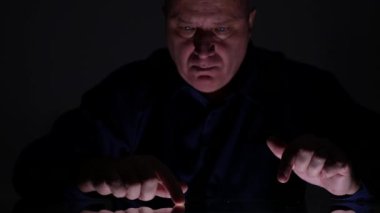 Büyük dokunmatik ekran kullanma işadamı Gesticulate ve yazılım bilgilerini analiz