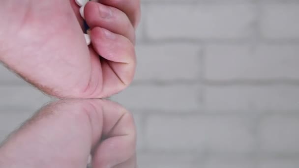 Intérieur Tirer avec l'homme à la main mettre des pilules sur la table 