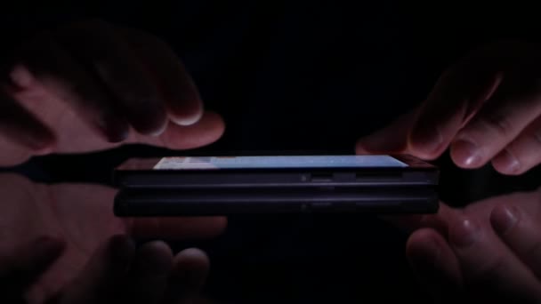 暗い場所で携帯電話を使用してクローズ アップのビジネスマン手テキスト — ストック動画