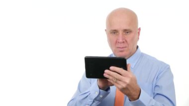 Çalışma işadamı elektronik dokunmatik Tablet ve metin finansal bilgilerini kullanın