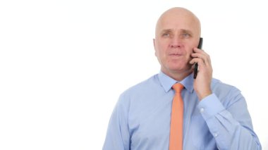 Cep telefonu için iş konuşmaya işadamı ve Gesticulate