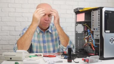 Ağır çekim bir hasar bilgisayara endişeli bakarak üzgün teknisyeni ile