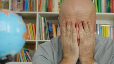 Ağır çekim el hareketi işadamı ile onun ellerini başının üstüne koy ile hayal kırıklığına