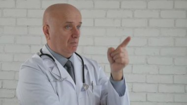 Yavaş hareket emin doktor ile Gesticulate parmak ile işaret