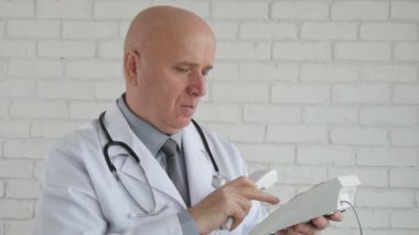 İyi haber ve gülümseme yavaş telefon hattına konuşan doktor ile duymak