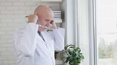 Yavaş hareket ile yeni bir iş günü başlayan doktor