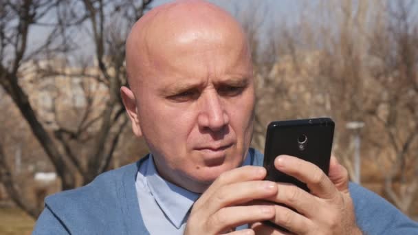 Zeitlupe Mit Geschäftsmann Der Mit Dem Handy Geschäfte Macht — Stockvideo