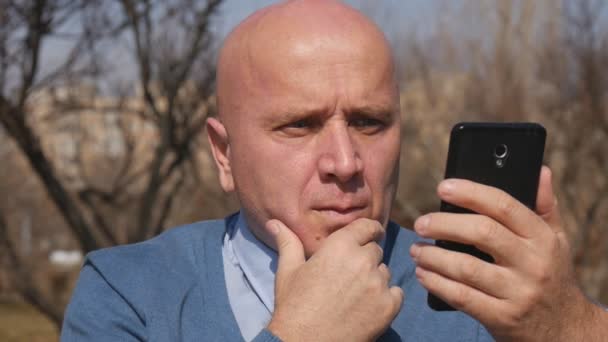 Geschäftsmann Liest Schlechte Nachrichten Auf Handy Und Gestikuliert Nervös — Stockvideo