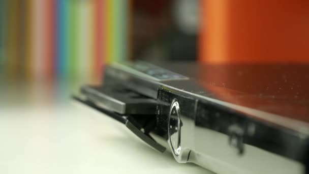 Gros plan Tir avec l'homme main Insertion d'un Cd dans le lecteur 