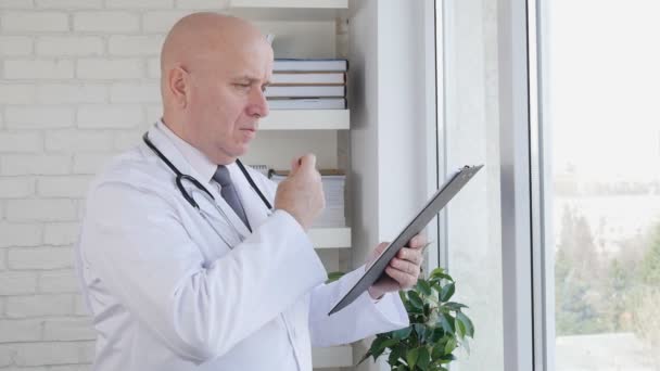 慢动作与医生写医疗食谱在室内的药房室 — 图库视频影像