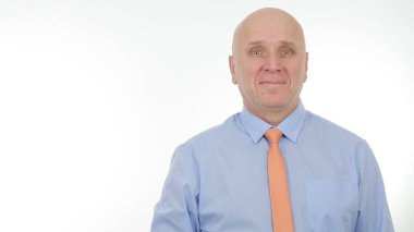 Kameraya bakarak bir sunum röportajda mutlu işadamı gülümseme