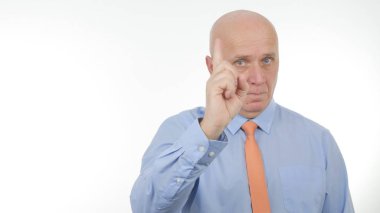 Ciddi işadamı kamera ve yapmak dikkat parmak işareti için arıyorsunuz