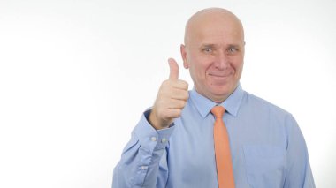 Hevesli işadamı gülümseme ve başparmak yukarıya iyi iş hareketleri yapmak