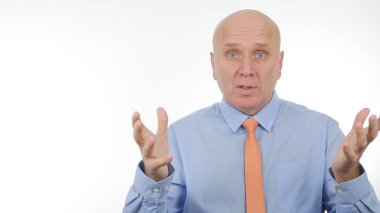 işadamı konuşma ve Gesticulate bir iş röportajda