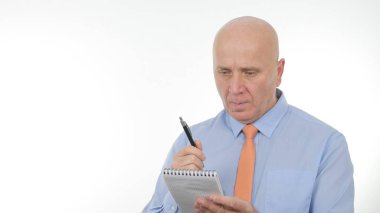 Bilgi okuma ve yazma için bir cüzdan kullanarak işadamı görüntüsü