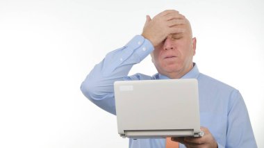 Hayal kırıklığına işadamı kullanmak Laptop kötü haber okumak ve üzgün Gesticulate
