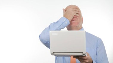 Hayal kırıklığına işadamı kullanmak Laptop kötü haber okumak ve üzgün Gesticulate