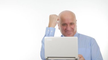 Hevesli işadamı iletişim için bir dizüstü bilgisayarı kullanıyor ve mutlu Gesticulate