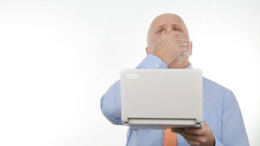 Hayal kırıklığına işadamı kullanmak Laptop kötü haber okumak ve üzgün Gesticulate