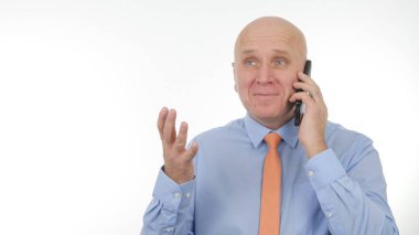 Mutlu işadamı cep telefonunuza konuşmaya hevesli el hareketleri yapmak