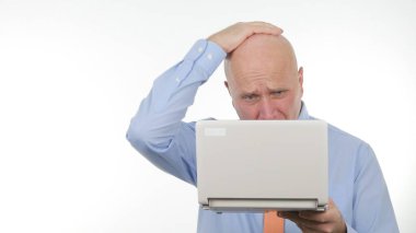 Hayal kırıklığına işadamı kullanmak Laptop kötü haber okumak ve üzgün Gesticulate