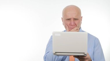 Hayal kırıklığına işadamı kullanmak Laptop kötü haber okumak ve üzgün Gesticulate