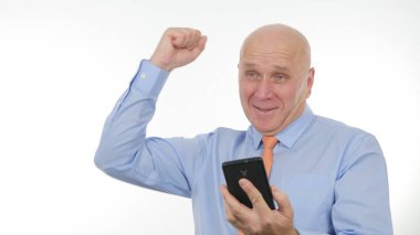 İşadamı Gesticulate mobil finansal iyi haber mutlu okuma