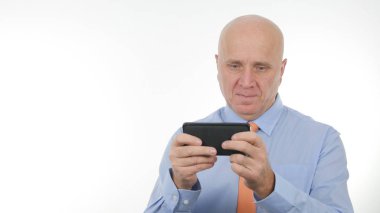 Cep telefonu kablosuz iletişim kullanarak kendine güvenen işadamı metin