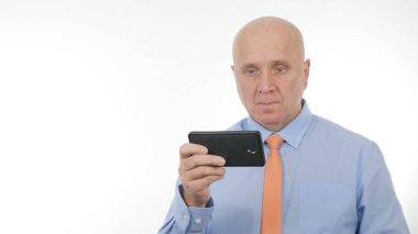 Cep telefonu kablosuz iletişim kullanarak kendine güvenen işadamı metin