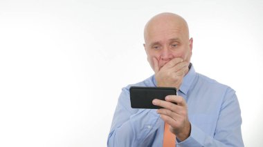 Hayal kırıklığına işadamı cep telefonu kötü haber okuma olun gergin el hareketleri