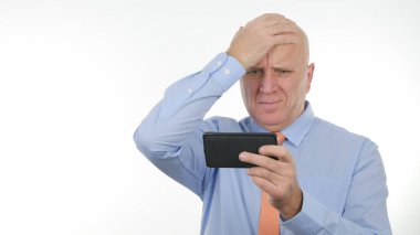 Hayal kırıklığına işadamı cep telefonu kötü haber okuma olun gergin el hareketleri