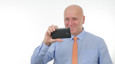 İşadamı Gesticulate mobil finansal iyi haber mutlu okuma